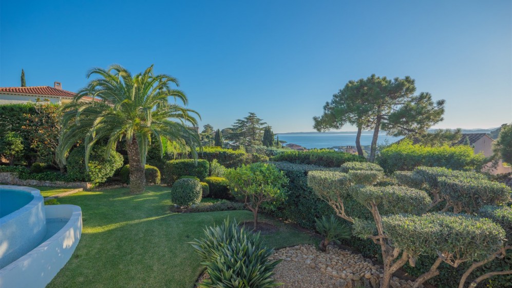 Lovely property offering amazing sea views at walking distance from the beach