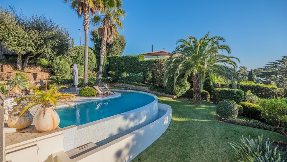Lovely property offering amazing sea views at walking distance from the beach