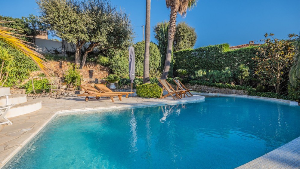 Lovely property offering amazing sea views at walking distance from the beach