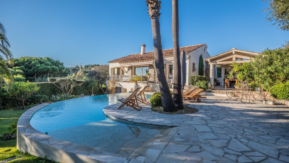 Lovely property offering amazing sea views at walking distance from the beach