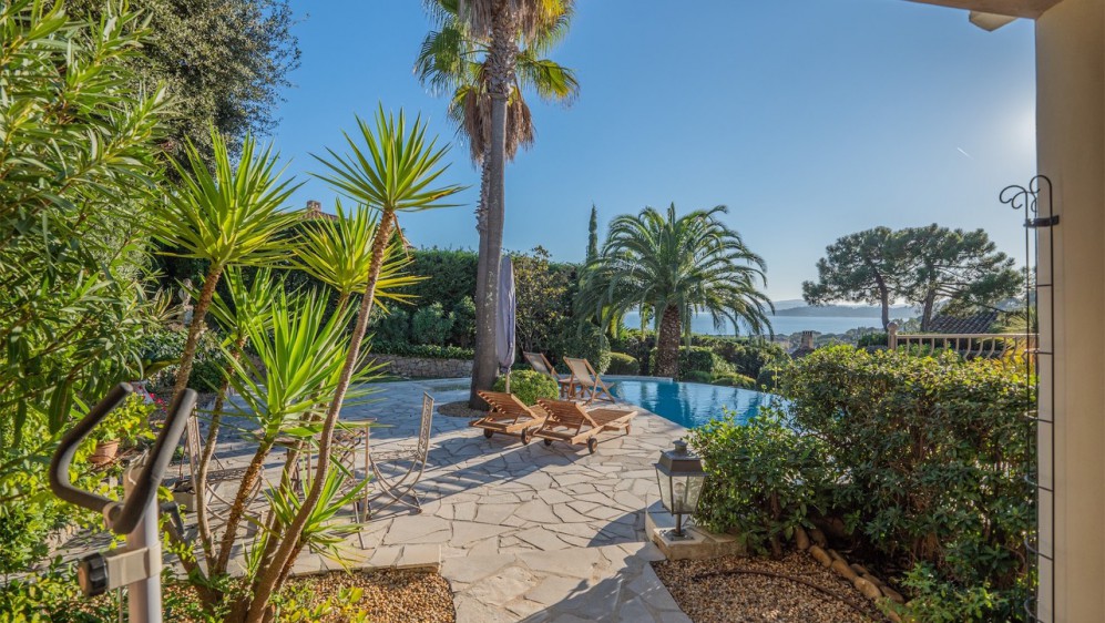 Lovely property offering amazing sea views at walking distance from the beach