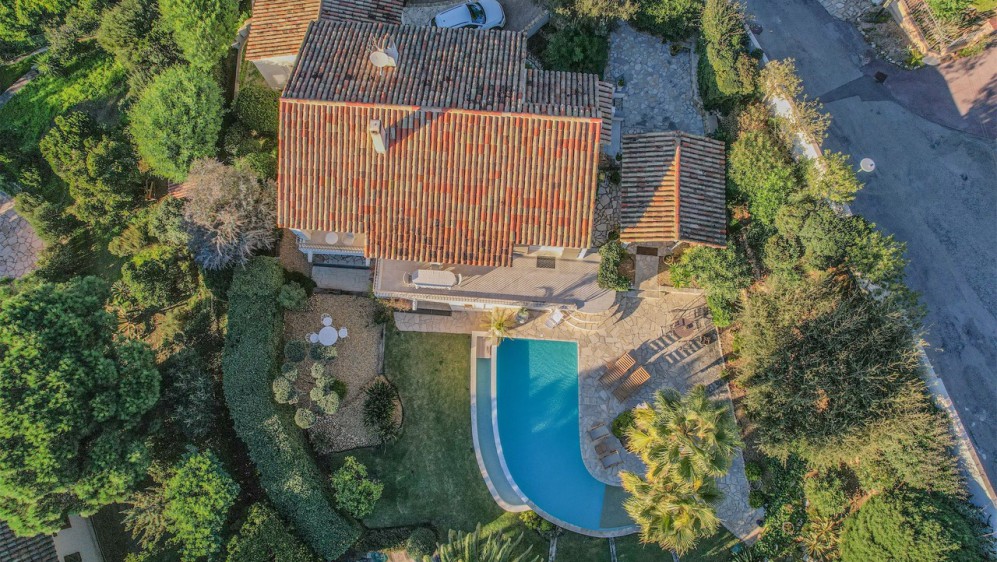Lovely property offering amazing sea views at walking distance from the beach