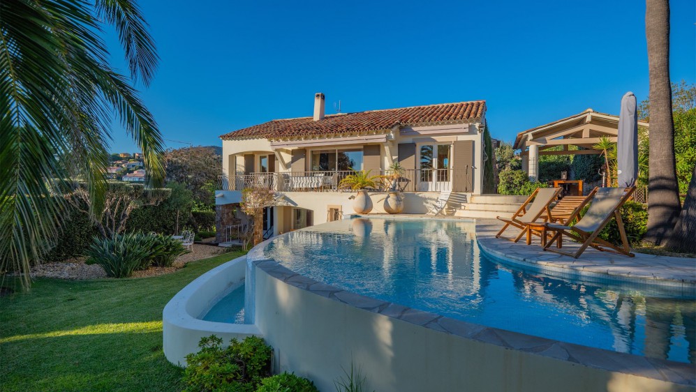 Lovely property offering amazing sea views at walking distance from the beach