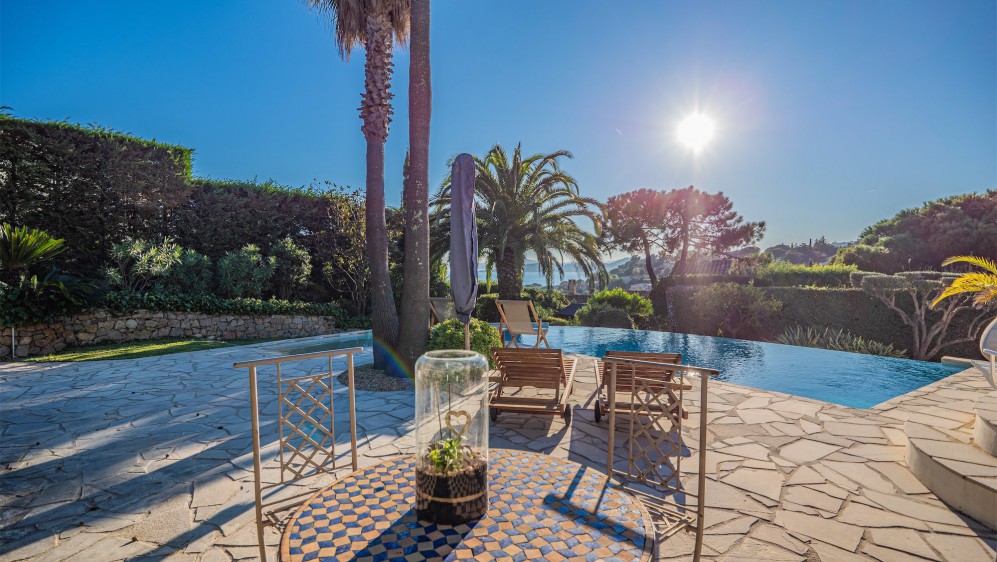 Lovely property offering amazing sea views at walking distance from the beach