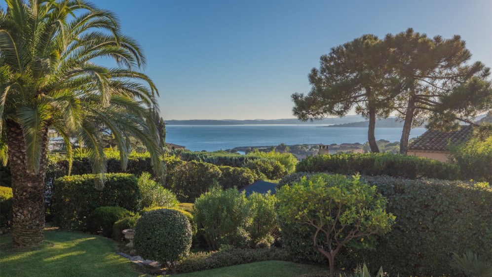 Lovely property offering amazing sea views at walking distance from the beach