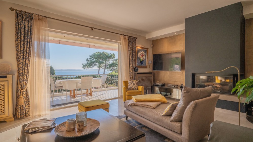 Lovely property offering amazing sea views at walking distance from the beach