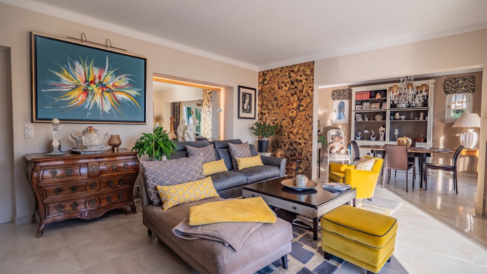 Lovely property offering amazing sea views at walking distance from the beach