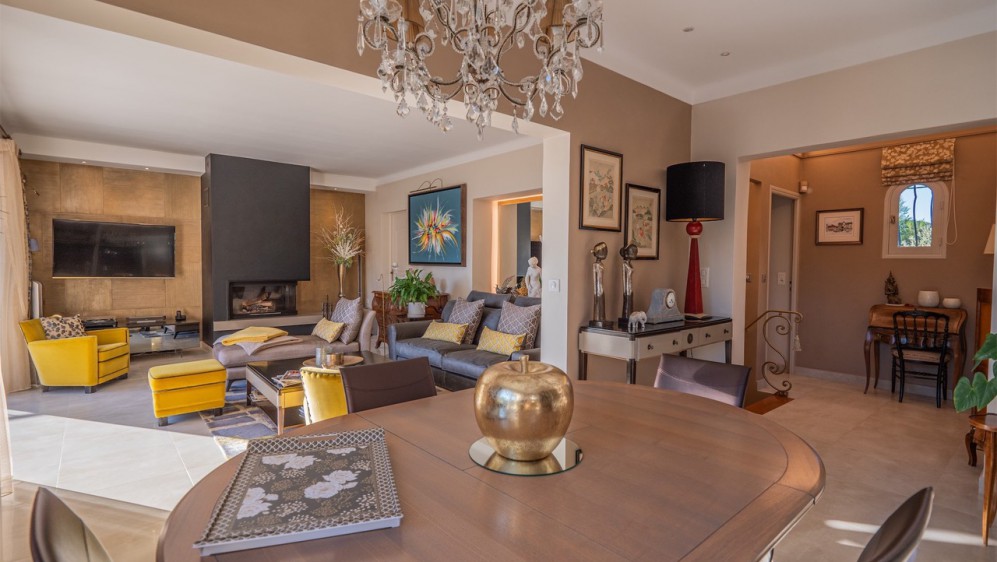 Lovely property offering amazing sea views at walking distance from the beach
