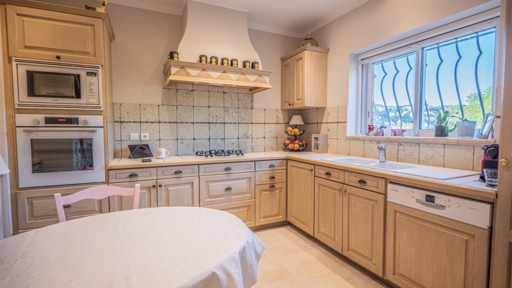 Lovely property offering amazing sea views at walking distance from the beach