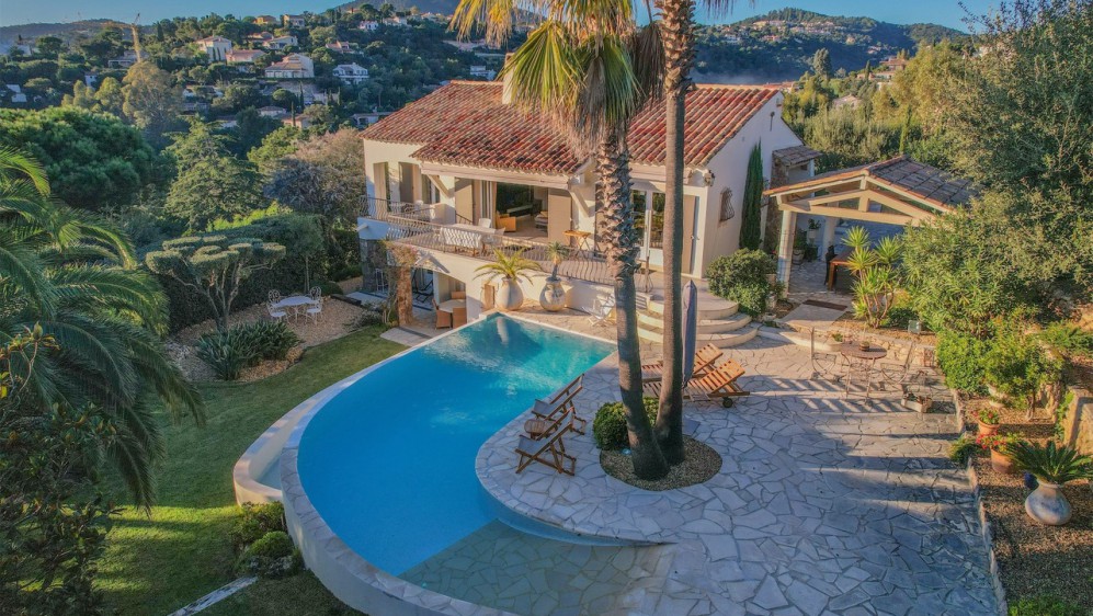 Lovely property offering amazing sea views at walking distance from the beach