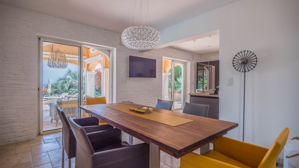 Schitterende modern Provencaalse familie villa in veilig domein met zeezicht
