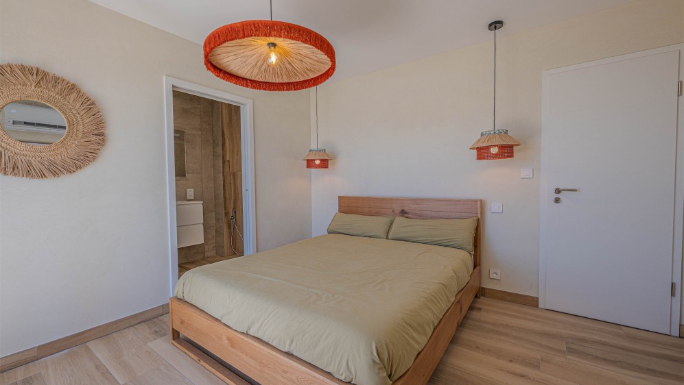 Stylish fully renovated modern villa with panoramic views over the Bay of Saint-Tropez