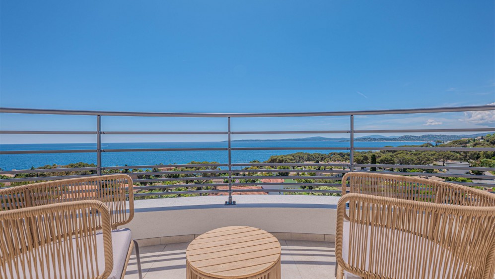 Stylish fully renovated modern villa with panoramic views over the Bay of Saint-Tropez