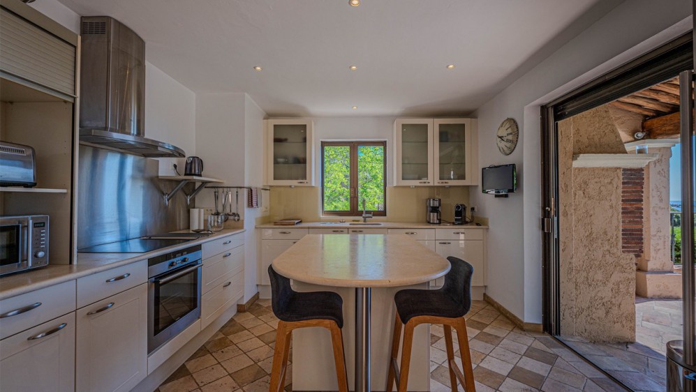 Karaktervolle villa op toplocatie met schitterend zeezicht en enorm potentieel - BUITENKANS!!!