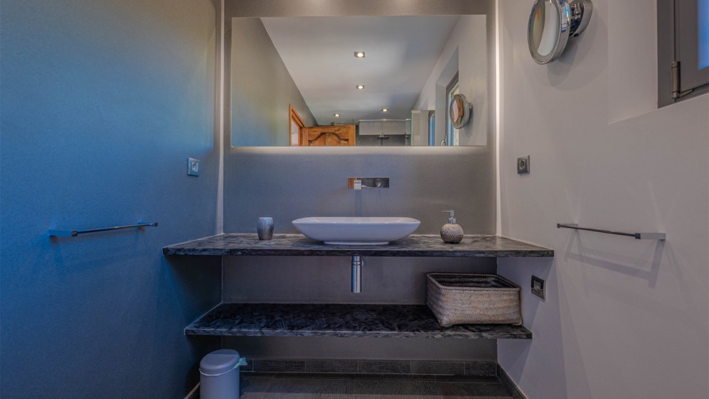 Karaktervolle villa op toplocatie met schitterend zeezicht en enorm potentieel - BUITENKANS!!!