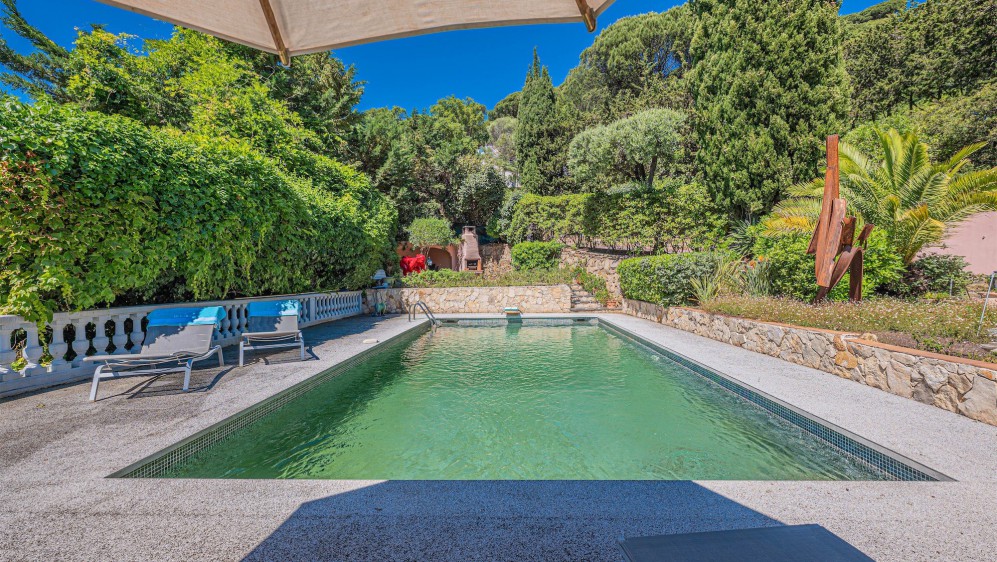 Characterful Provençal villa in coveted Semaphore, with sea views and endless potential