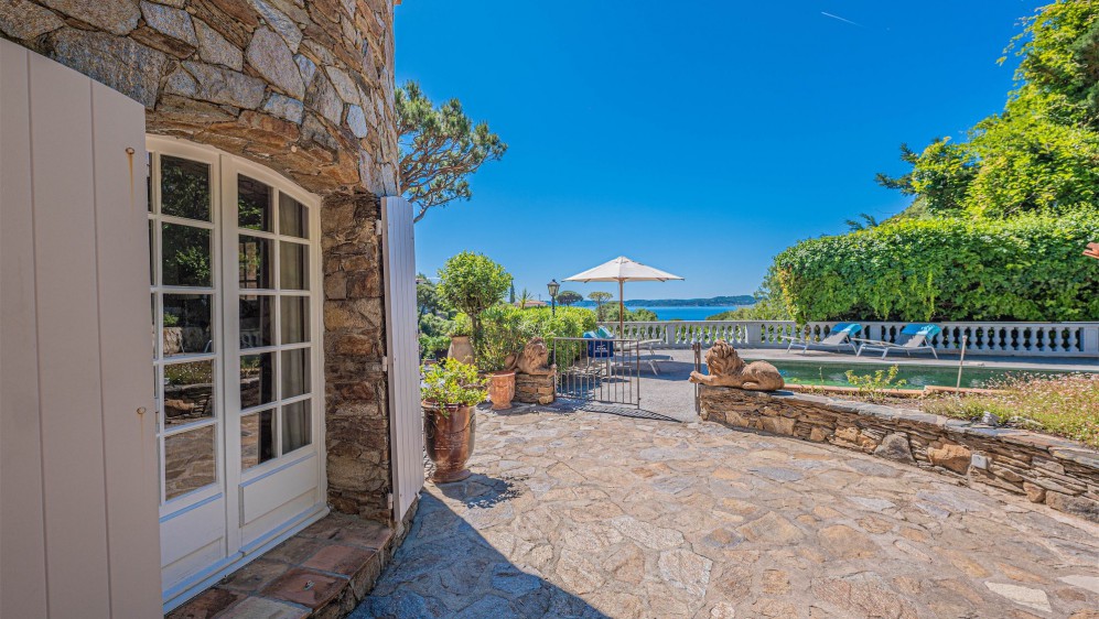 Characterful Provençal villa in coveted Semaphore, with sea views and endless potential