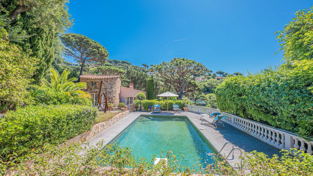 Characterful Provençal villa in coveted Semaphore, with sea views and endless potential