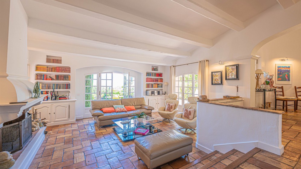 Characterful Provençal villa in coveted Semaphore, with sea views and endless potential