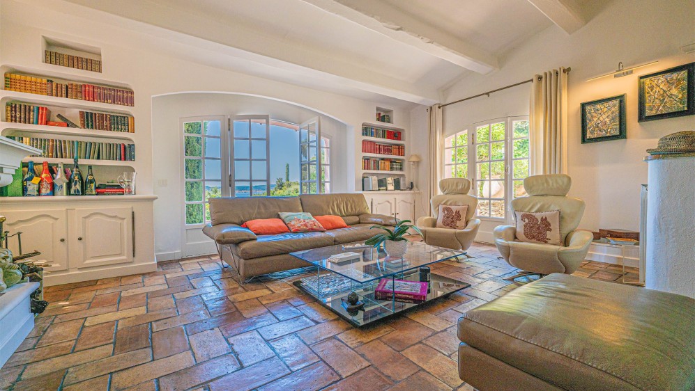 Characterful Provençal villa in coveted Semaphore, with sea views and endless potential