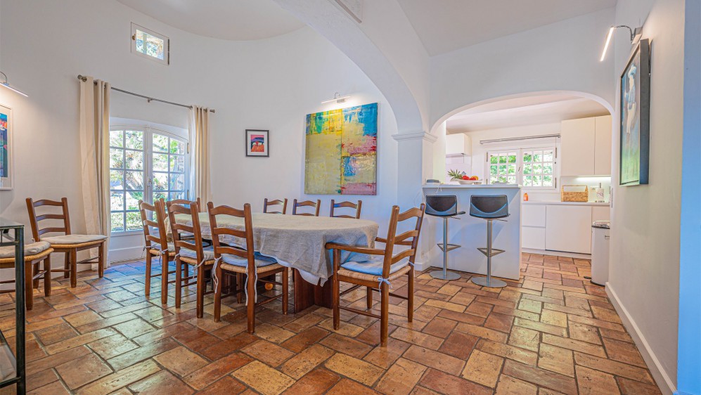 Characterful Provençal villa in coveted Semaphore, with sea views and endless potential