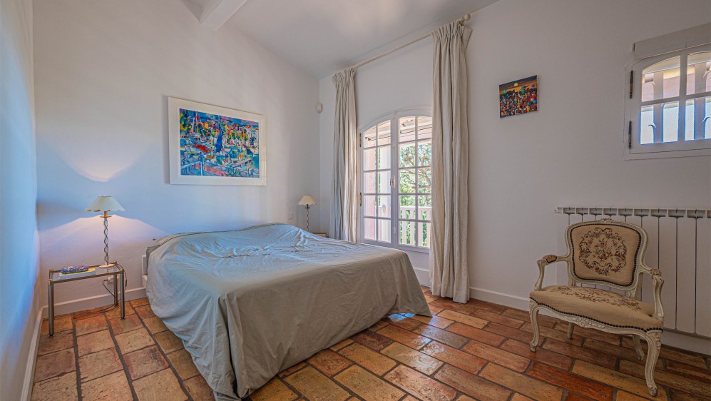 Characterful Provençal villa in coveted Semaphore, with sea views and endless potential