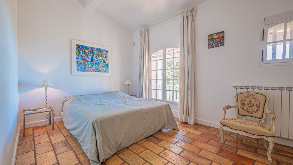 Characterful Provençal villa in coveted Semaphore, with sea views and endless potential