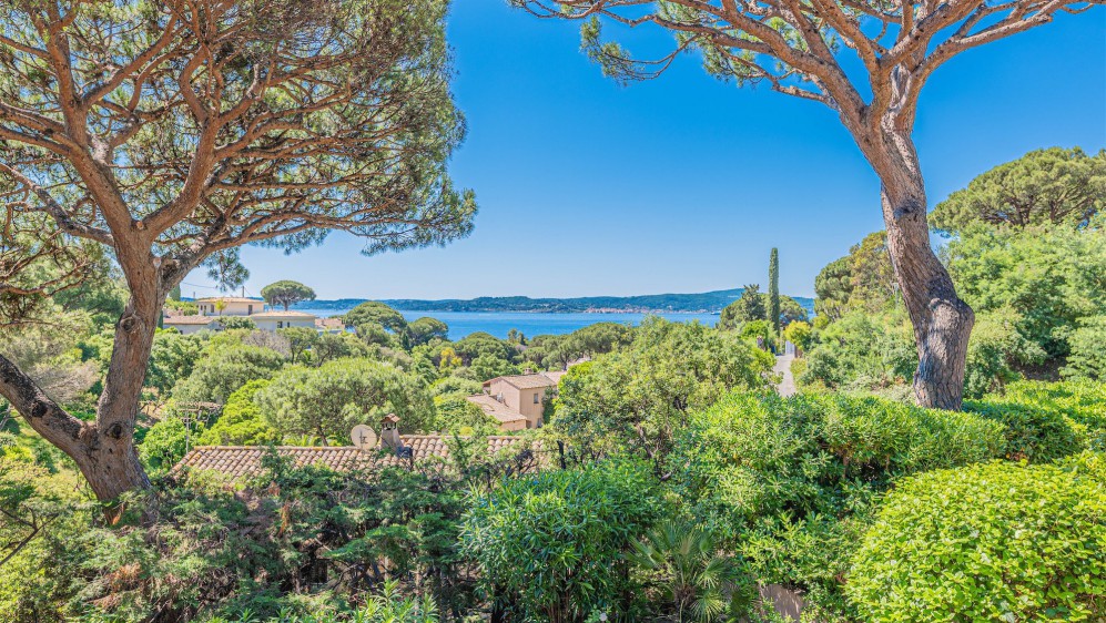 Characterful Provençal villa in coveted Semaphore, with sea views and endless potential