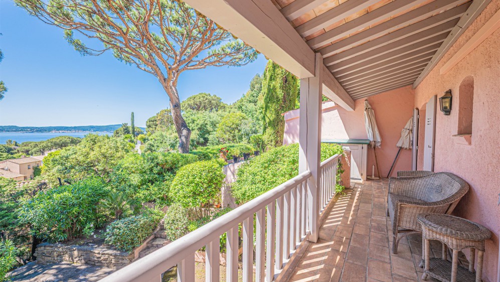 Characterful Provençal villa in coveted Semaphore, with sea views and endless potential