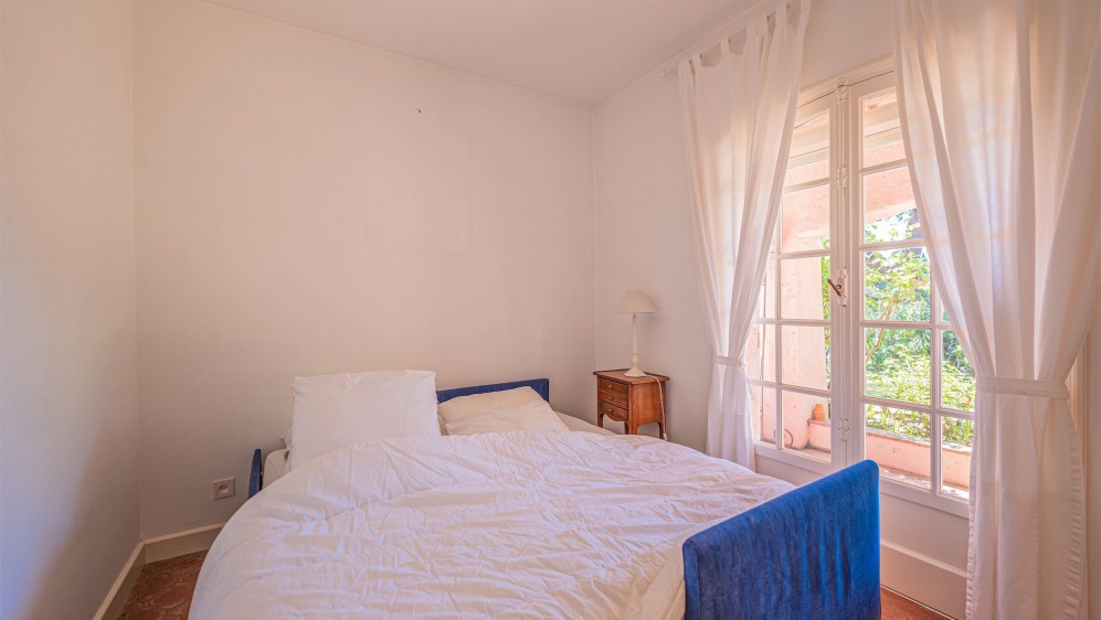 Characterful Provençal villa in coveted Semaphore, with sea views and endless potential