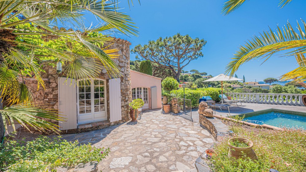 Characterful Provençal villa in coveted Semaphore, with sea views and endless potential