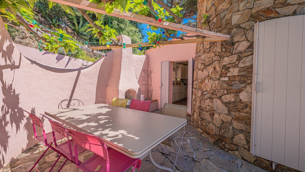 Characterful Provençal villa in coveted Semaphore, with sea views and endless potential