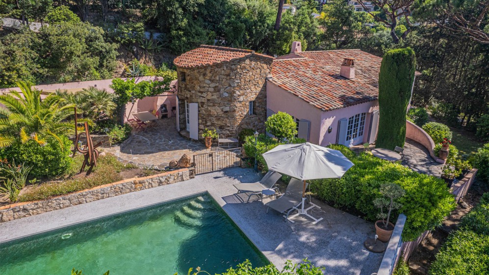 Characterful Provençal villa in coveted Semaphore, with sea views and endless potential