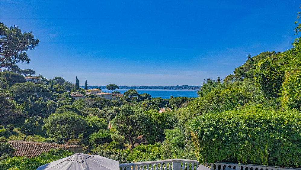 Characterful Provençal villa in coveted Semaphore, with sea views and endless potential