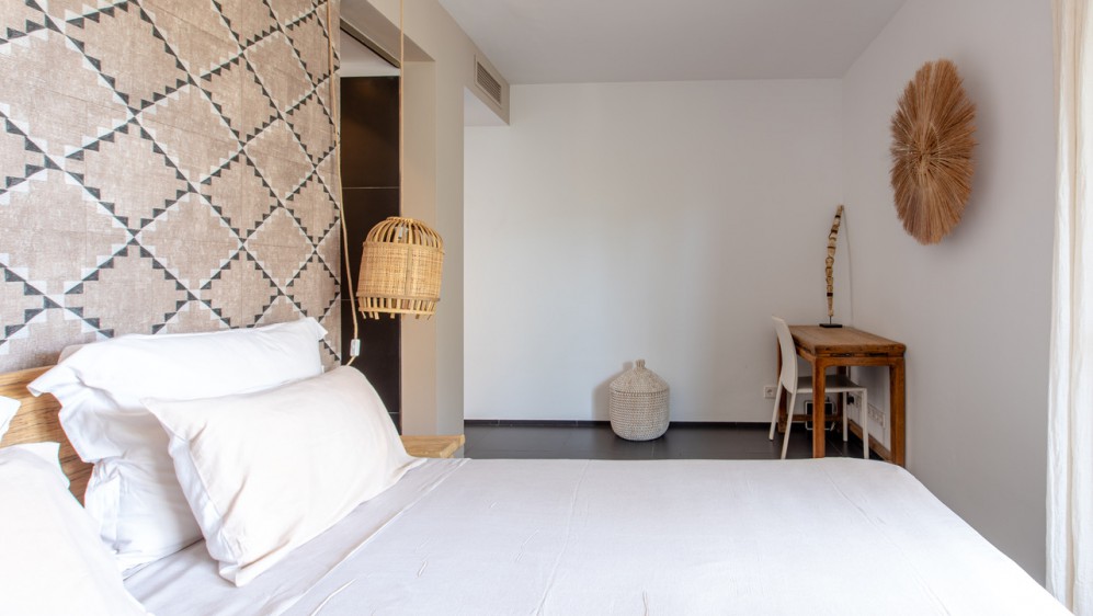 Stijlvol appartement met zeer groot terras en zeeicht in het hart van Talamanca