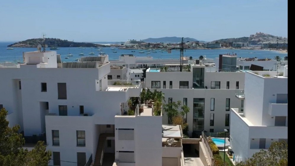 Stijlvol appartement met zeer groot terras en zeeicht in het hart van Talamanca