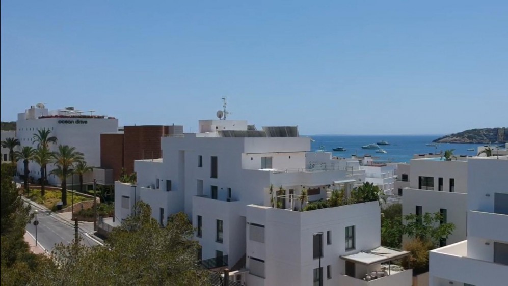 Stijlvol appartement met zeer groot terras en zeeicht in het hart van Talamanca