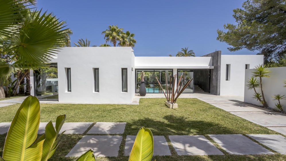 Amazing contemporary designer villa with full privacy and touristic rental permit
