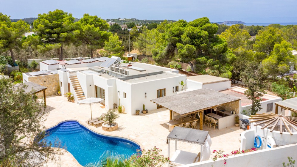 Schitterende volledig gerenoveerde Ibiza stijl villa met apart gastenverblijf op loopafstand van het strand
