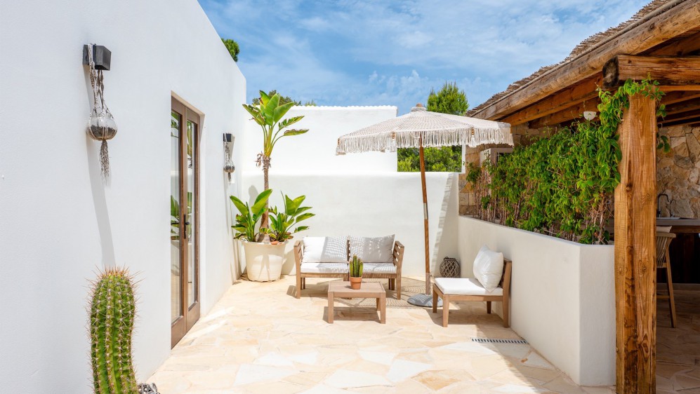 Schitterende volledig gerenoveerde Ibiza stijl villa met apart gastenverblijf op loopafstand van het strand