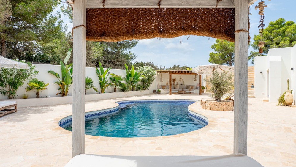 Schitterende volledig gerenoveerde Ibiza stijl villa met apart gastenverblijf op loopafstand van het strand