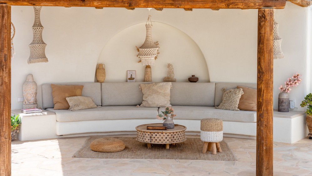 Schitterende volledig gerenoveerde Ibiza stijl villa met apart gastenverblijf op loopafstand van het strand