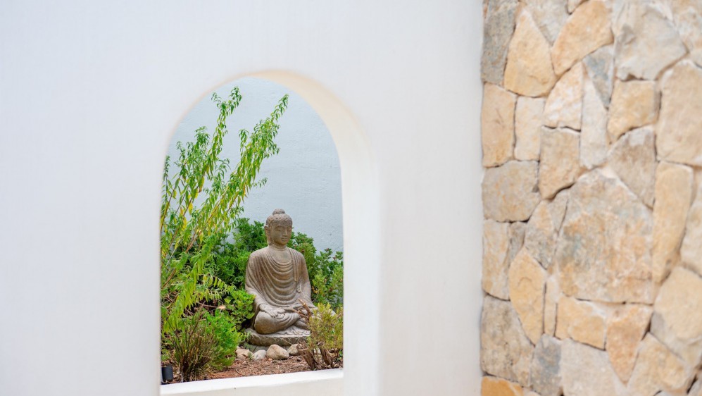 Schitterende volledig gerenoveerde Ibiza stijl villa met apart gastenverblijf op loopafstand van het strand