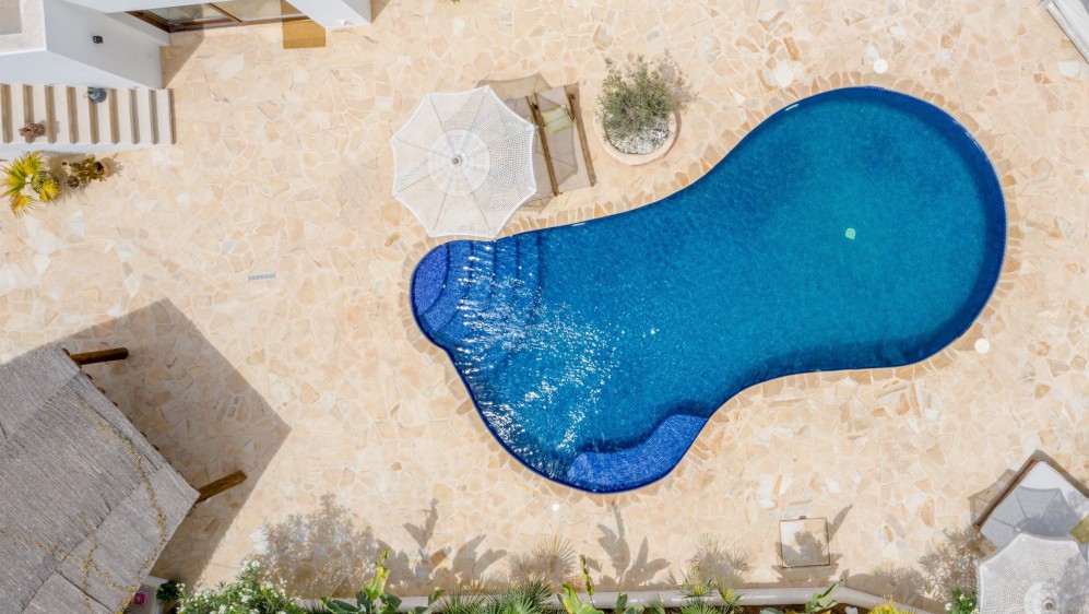 Schitterende volledig gerenoveerde Ibiza stijl villa met apart gastenverblijf op loopafstand van het strand