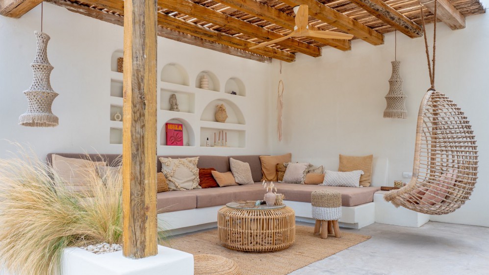 Schitterende volledig gerenoveerde Ibiza stijl villa met apart gastenverblijf op loopafstand van het strand