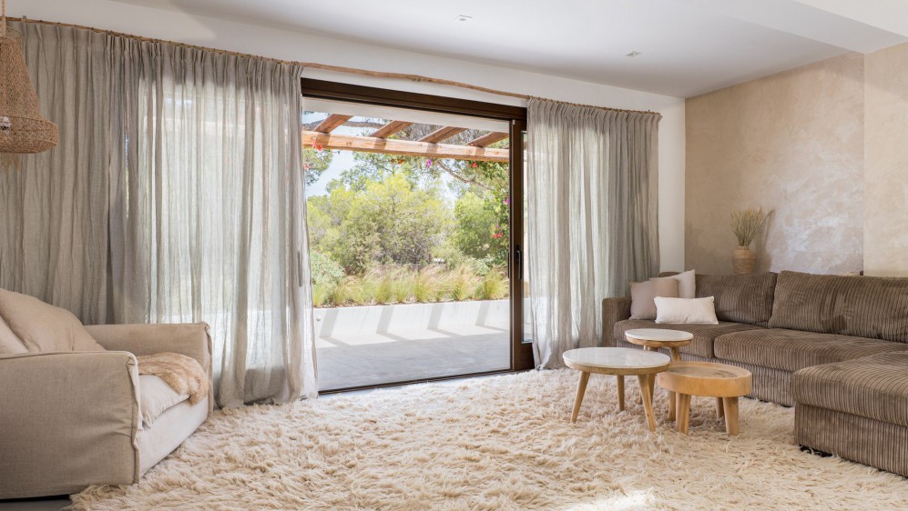 Schitterende volledig gerenoveerde Ibiza stijl villa met apart gastenverblijf op loopafstand van het strand
