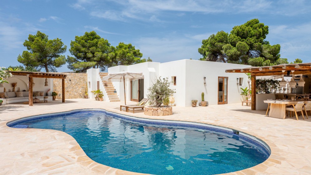 Schitterende volledig gerenoveerde Ibiza stijl villa met apart gastenverblijf op loopafstand van het strand
