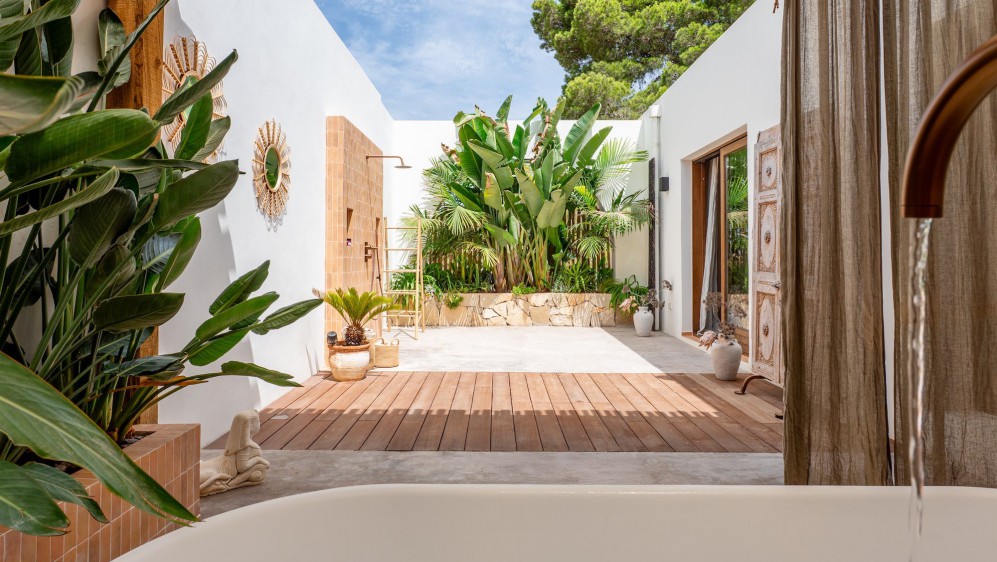 Schitterende volledig gerenoveerde Ibiza stijl villa met apart gastenverblijf op loopafstand van het strand