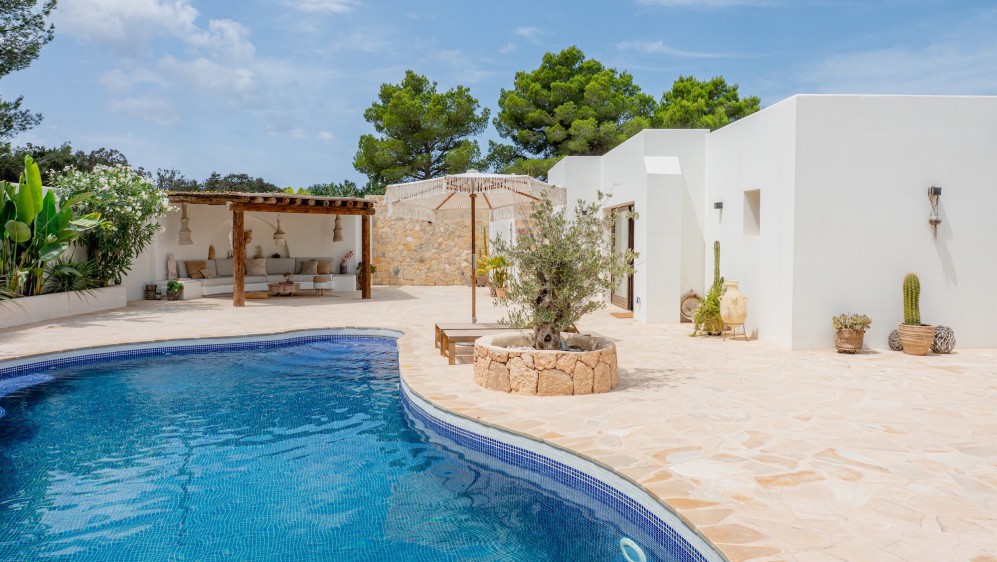 Schitterende volledig gerenoveerde Ibiza stijl villa met apart gastenverblijf op loopafstand van het strand
