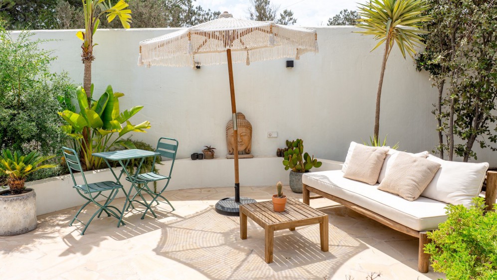 Schitterende volledig gerenoveerde Ibiza stijl villa met apart gastenverblijf op loopafstand van het strand